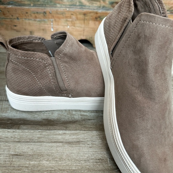 Universal Thread Tan Ankle Booties - Picture 3 of 7